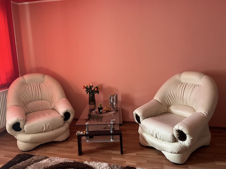 Canapea din piele ecologică + 2 fotolii + măsuță – stare foarte bună