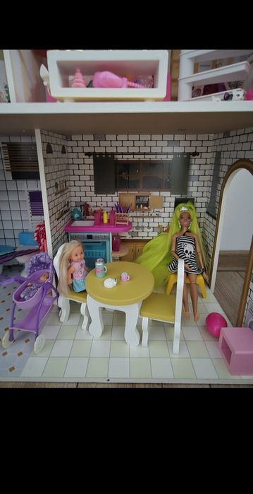 Casa de papusi + accesorii si papusi.