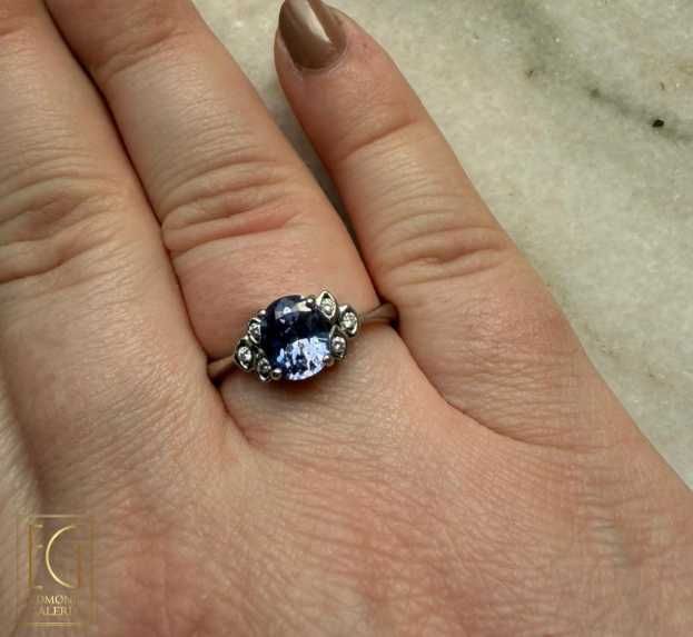 Inel din aur alb, decorat cu tanzanit și diamante