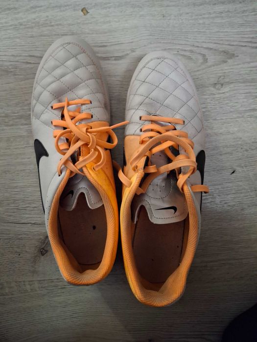 Футболни обувки,