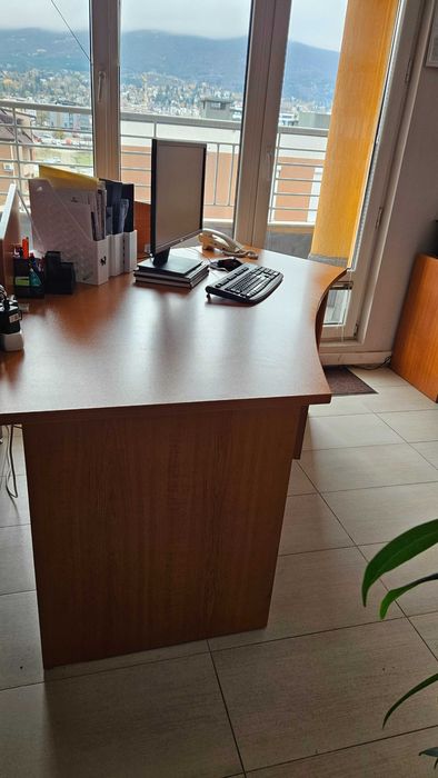 Офис шкаф с врати кафяв, кафяво ъглово бюро, малко бюро, секция