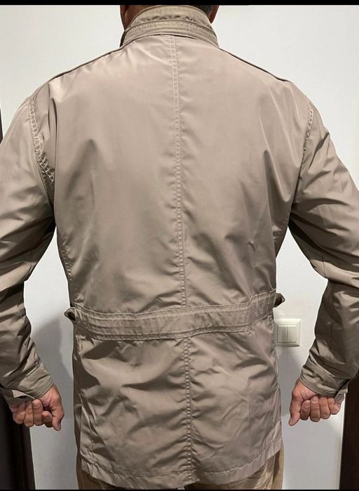 Jacheta de fas barbati pentru anotimp primavara toamna. 
Marime 48 - 52 sau XL -XXL
Stare de prezentare excelenta  ca si noua.