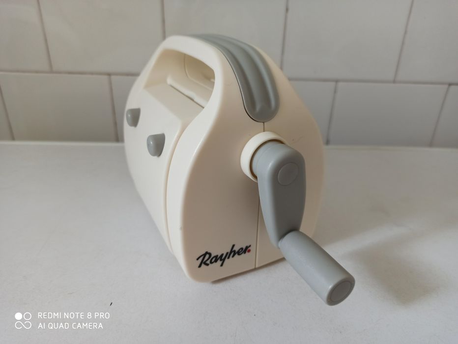 Mini mașină de tăiat și ștanțat Rayher. (NOUĂ)