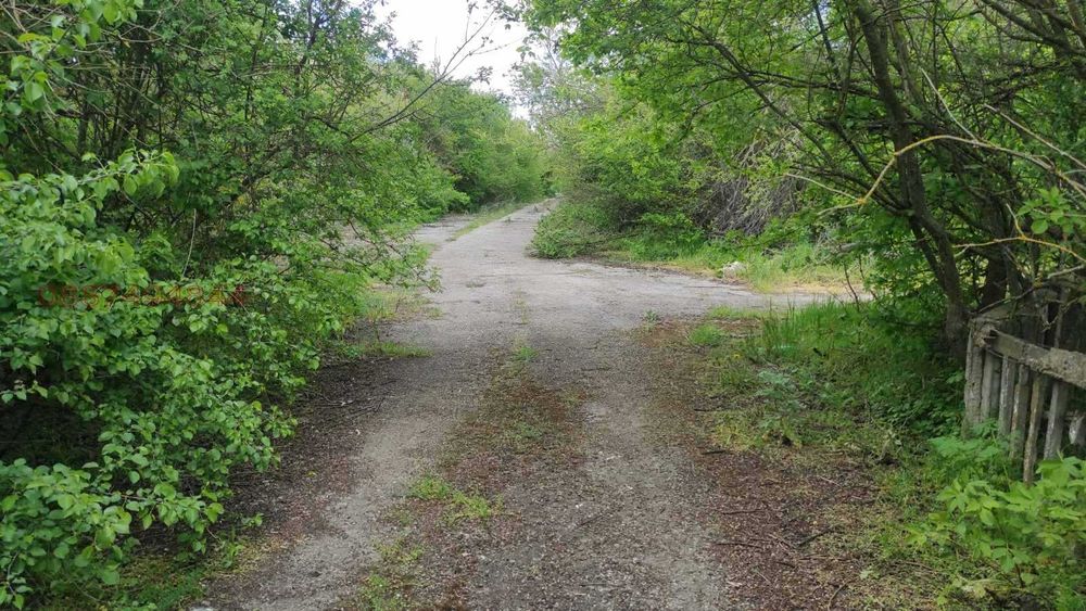 Продавам два парцела с постройки от стопански двор