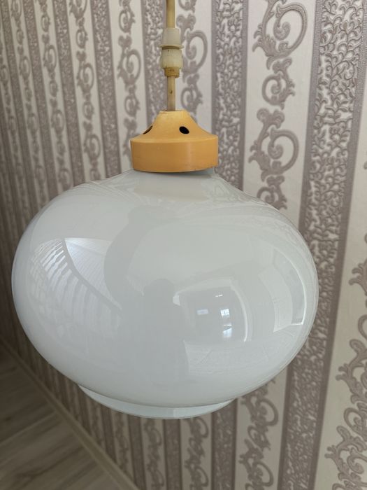 Люстра белая, чистая