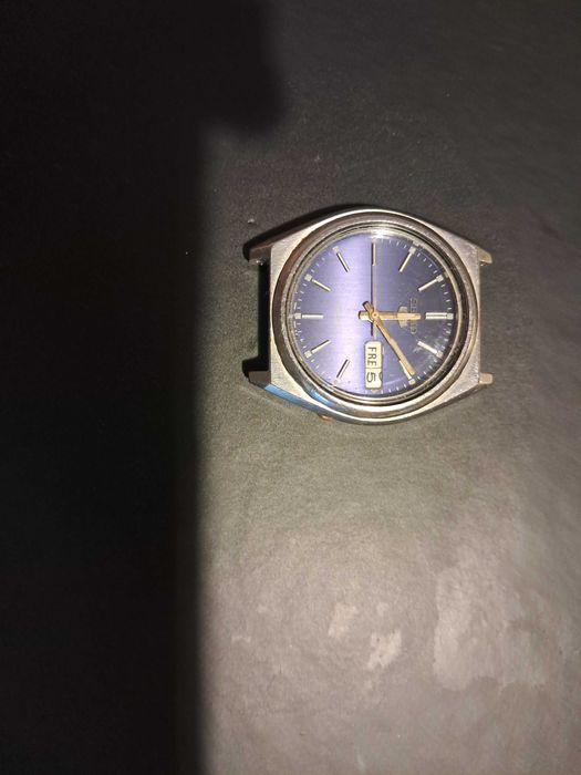 Часовници - работещи,за профилактиране и части.