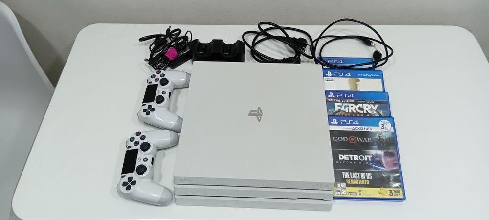 Продам Свою Sony PlayStation 4 pro