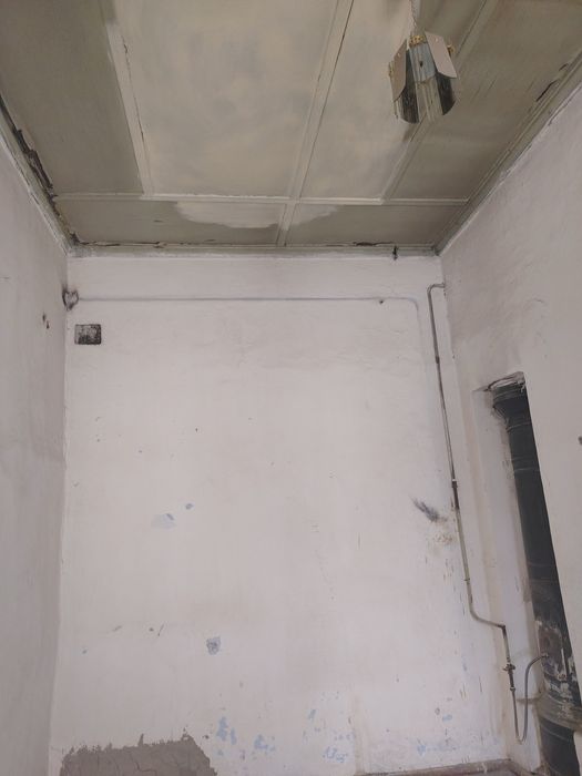 Opshiy dvor lekin adelni qilingan darvozasi bor adelni