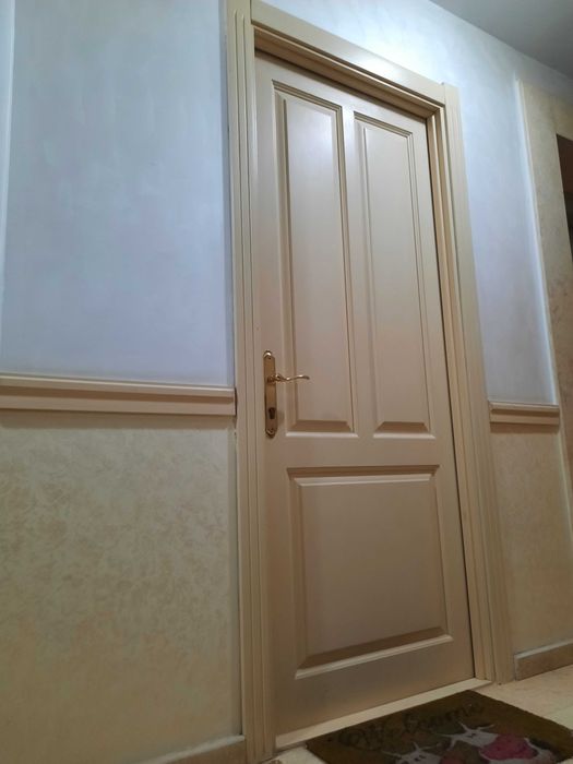 Ușă de intrare din frasin (lemn de esență tare) - crem