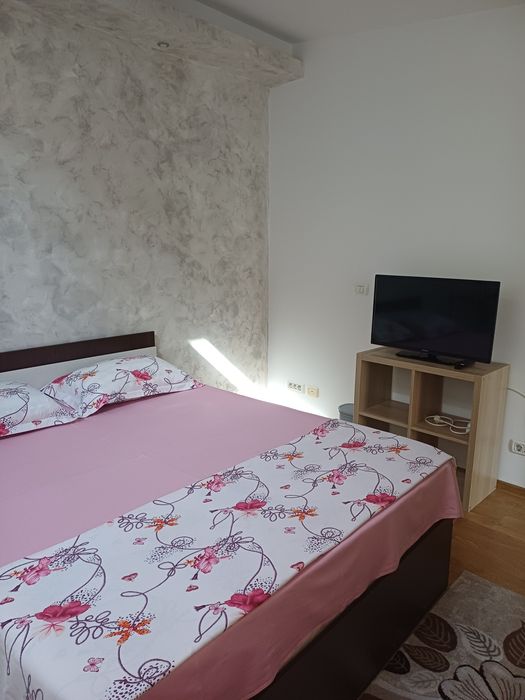 Închiriez camera pt o fata