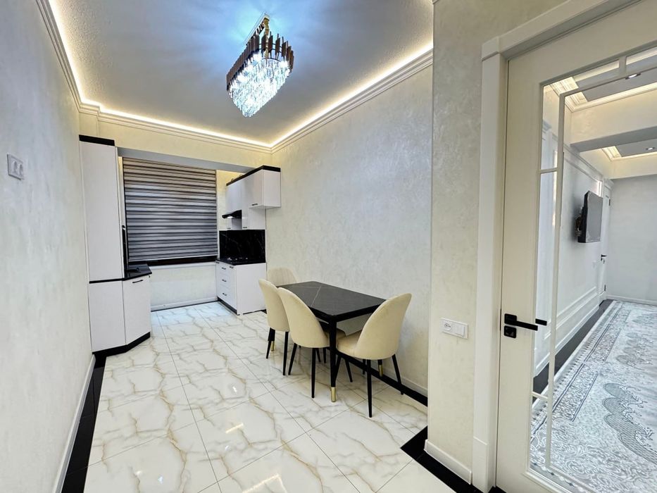 3 xonali kvartira sotiladi + katta hall aeroport tarafda