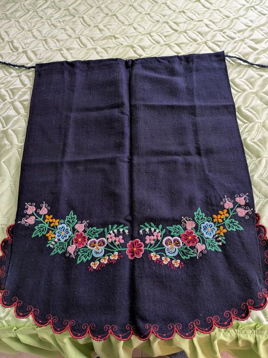 Вълнена,бродирана престилка