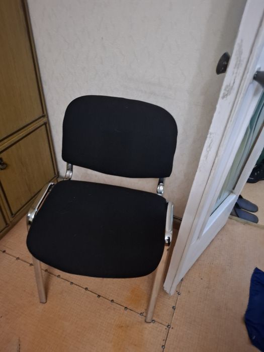 Четыре офисных стула.