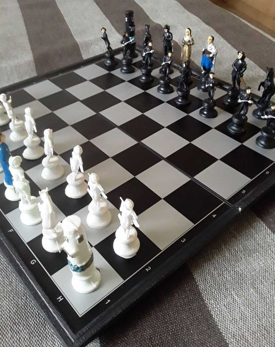 Шахматы  с фигурками людей