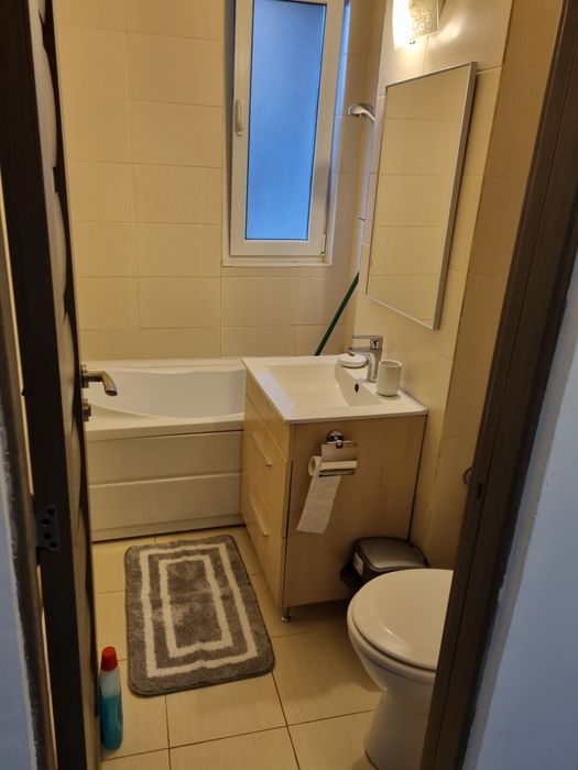 Închiriez apartament cu 2 camere