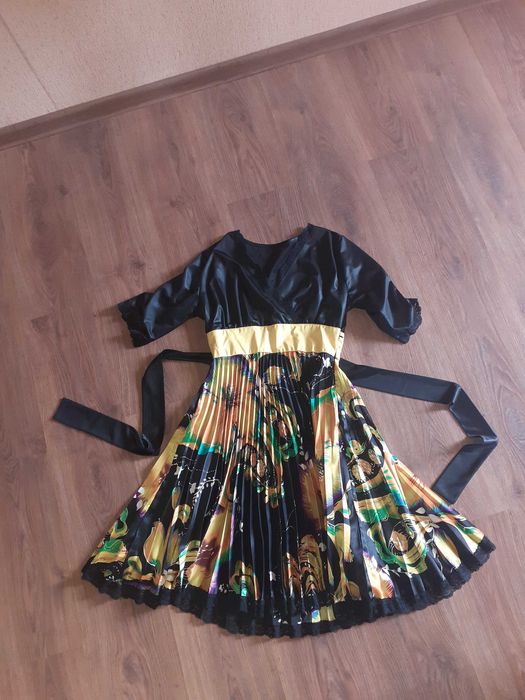 Два платья женских , размер 42-44