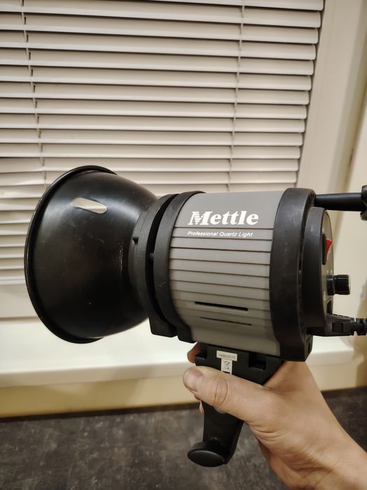 Студийна светкавица METTLE Professional Quartz Light (QL‑1000)
