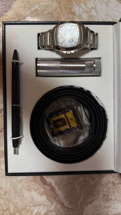 Set ,ceas ,curea ,mini lanterna led si pix ,totul la cutie cadou ,nou!