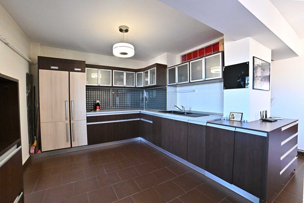 Apartament de vanzare, 4 camere, Rovine - Craiova