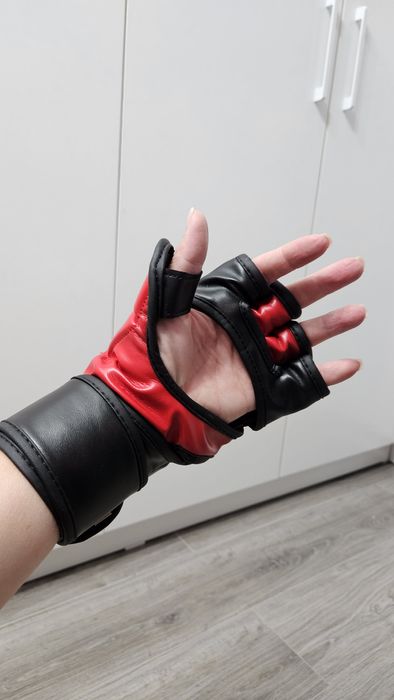Продам перчатки для кикбоксига