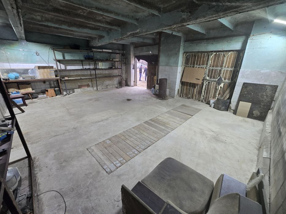 Продаётся большой гараж в центре города