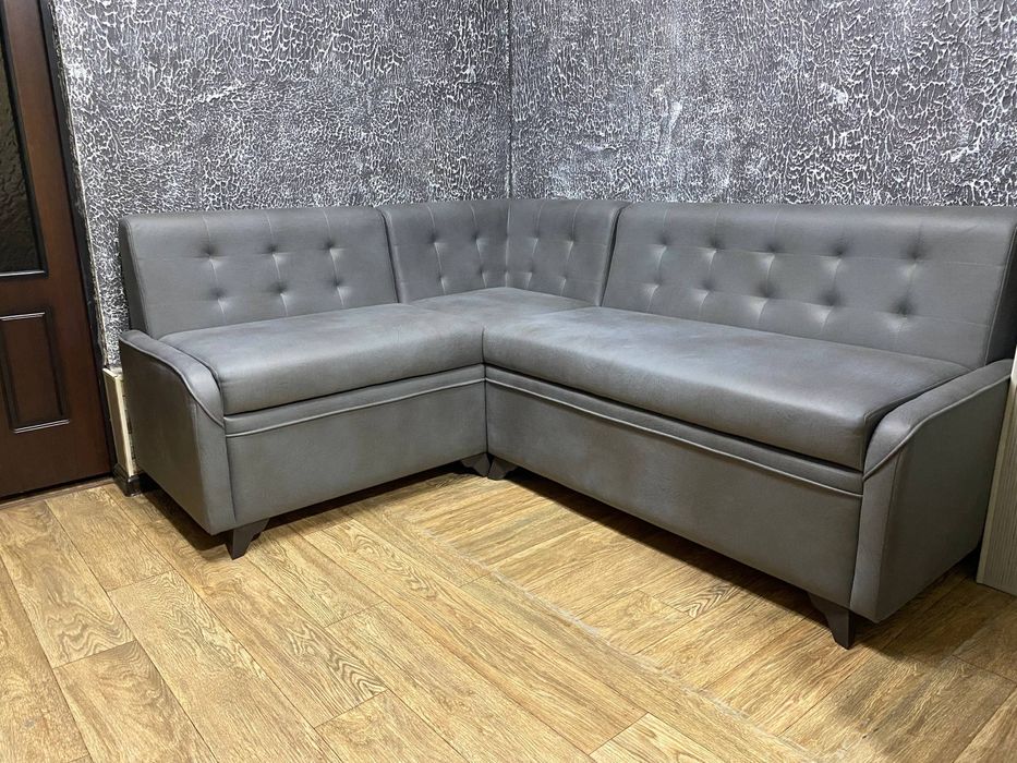 Кухонный уголок мягкий имеется бельевые ящики