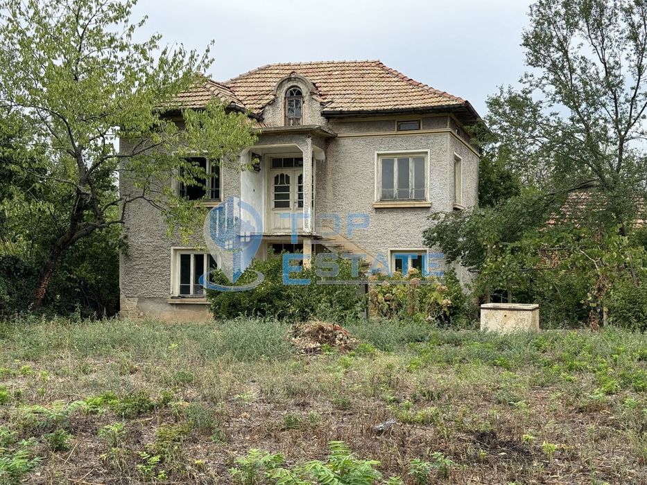Двуетажна тухлена къща с два кладенеца и стопански постройки в с. Пас
