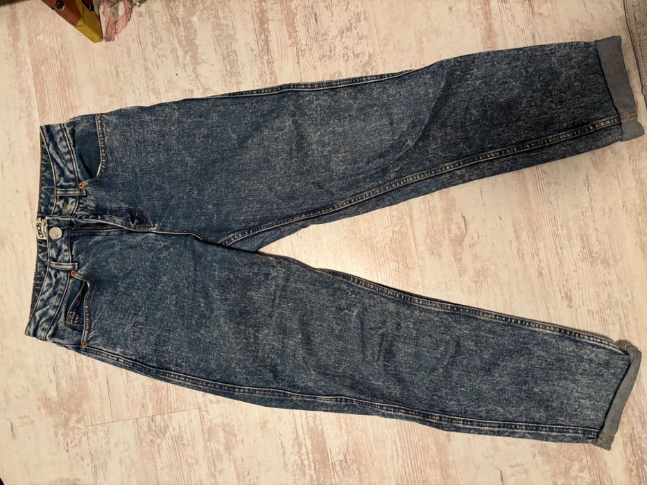 Дамски дънки, някои носени един път