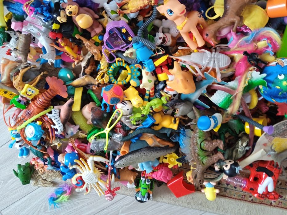 Игрушки разные продам.