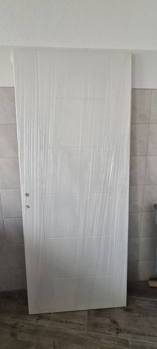 4 броя интериорни врати без каса. С включени брави, дръжки и панти