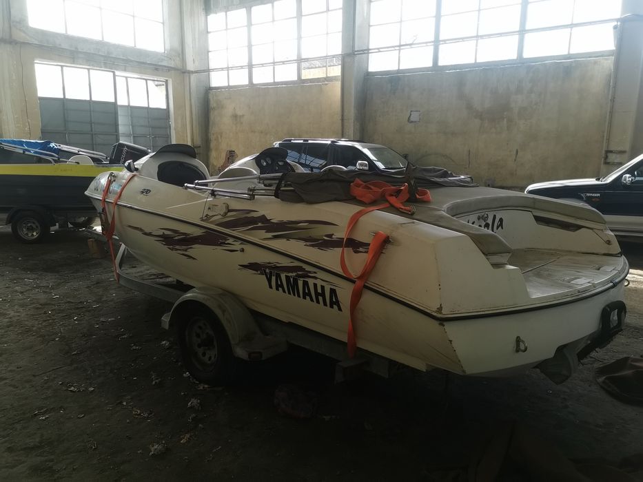 Лодка Yamaha 270 с колесар