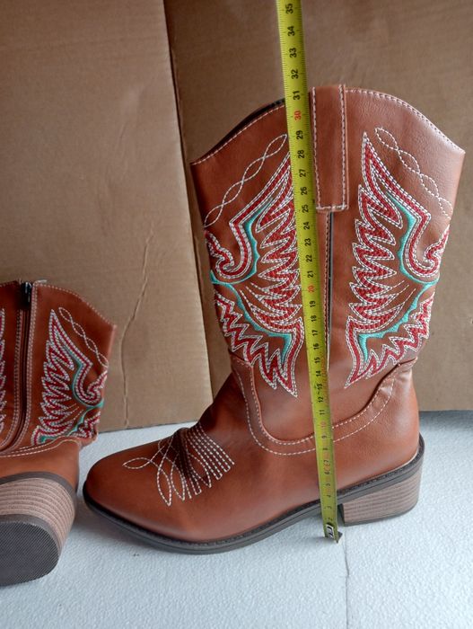 Cizme dama model deosebit ,nu sunt purtate niciodată sunt noi nouțe