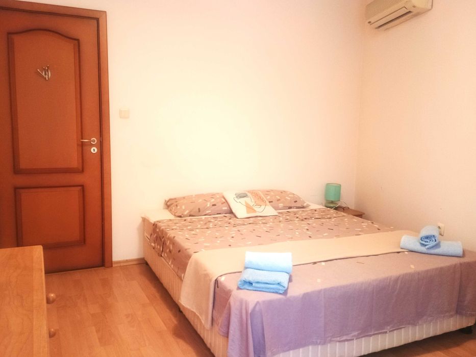 Голям тристаен с паркомясто в центъра на Слънчев бряг, до автогарата