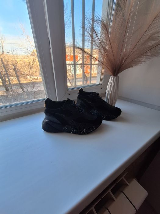 Продам кроссовки р39 турция