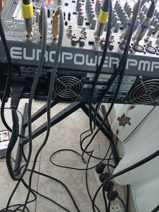 Vind mixer activ behringer pmp 4000. Putere 800 Wati. Preț negociabil.