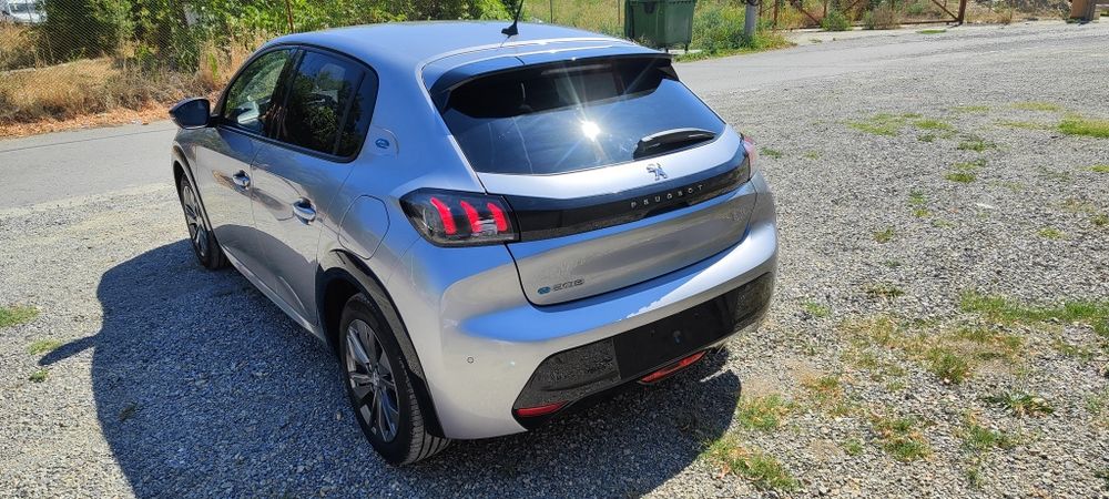 Peugeot e-208 с ниво на оборудване Allure