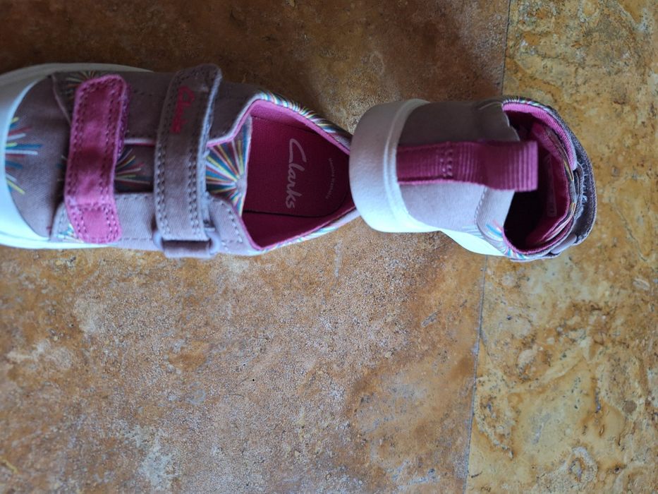 Vând teniși Clarks 22