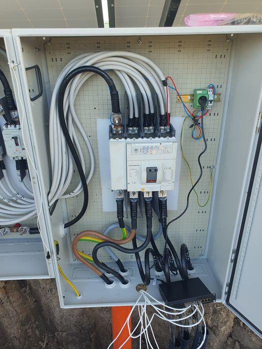 Electrician execut instalatii electrice