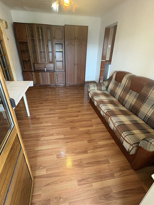 Închiriez apartament cu 2 camere