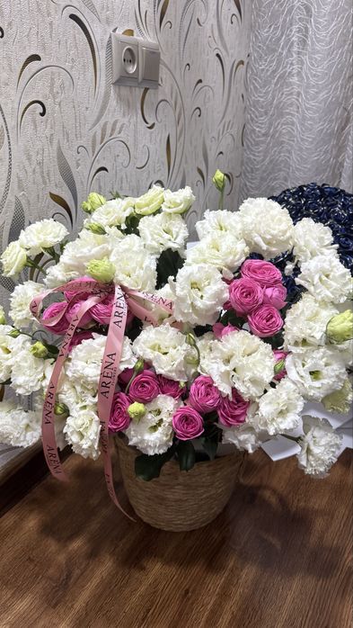 Цветы в корзине белый