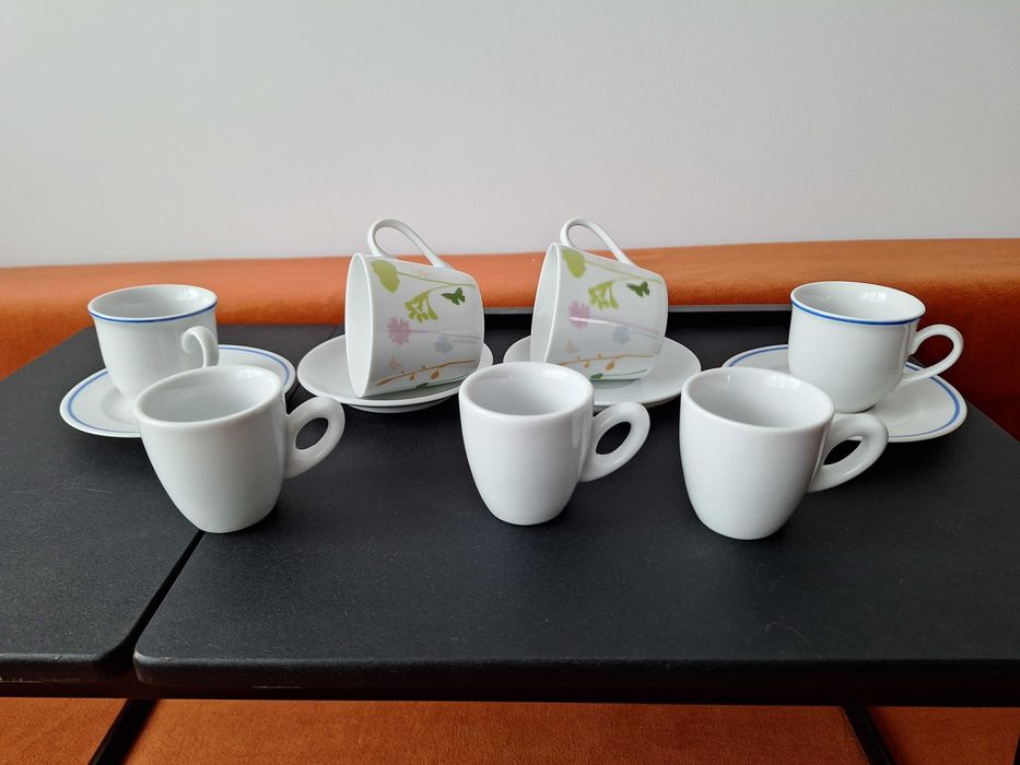 Cesti cu farfurioare pentru servit cafea