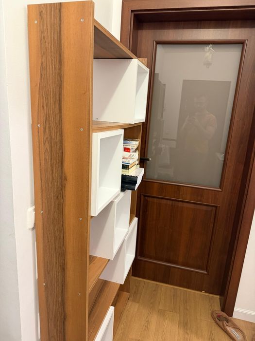 Vând biblioteca alb cu maro