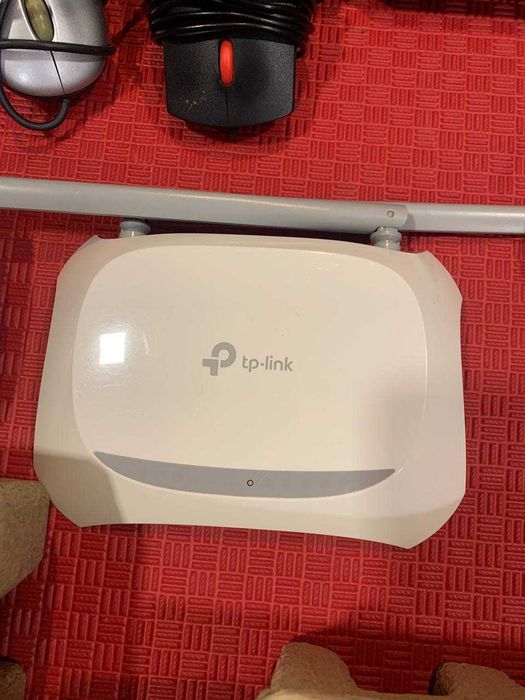 Лот 4 Рутера TP-Link, 3 Суитча TP-Link, 4 Клавиатури, 3 Мишки, Адаптери и LAN кабели