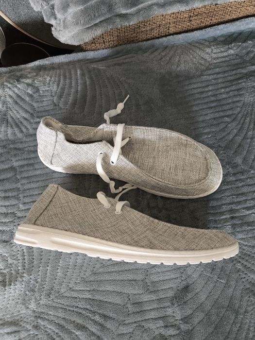 Продам кроссовки женские