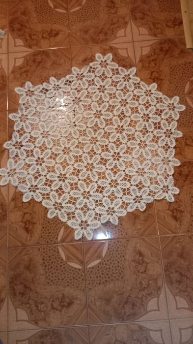 Vand 2 fete de masa- mileuri,diametru 95 cm,stare perfecta