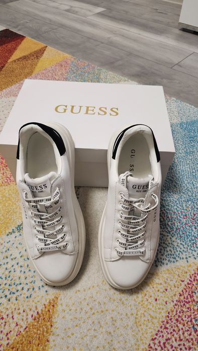 Vând adidași Guess