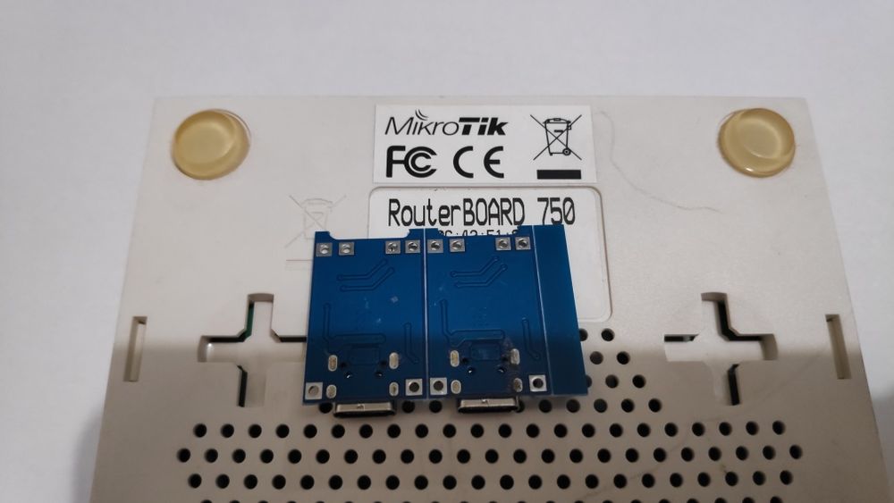 Router MikroTik 750