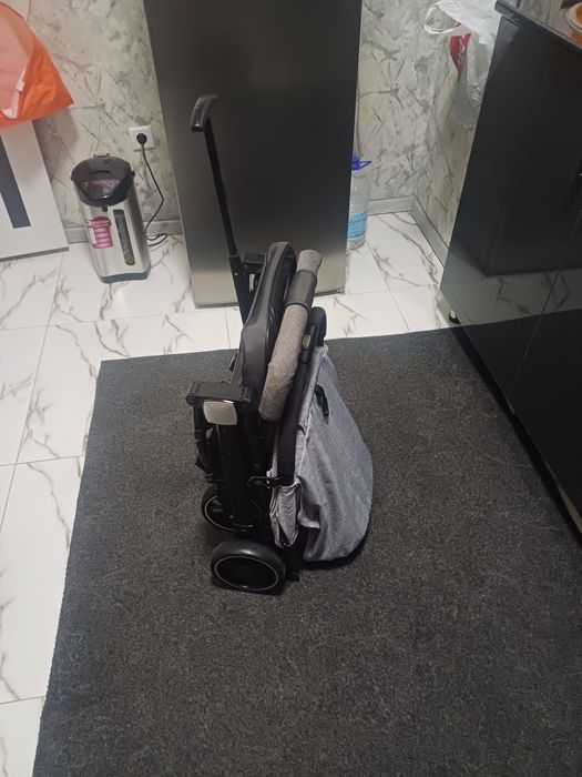 Продаётся фирменный чемодан коляска