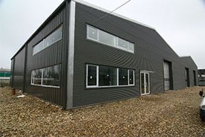 Vand hala metalica 100 de mp la cheie sau doar structura metalica