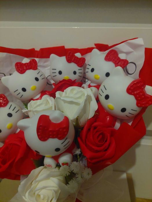 Buchet bogat de flori Hello Kitty superb